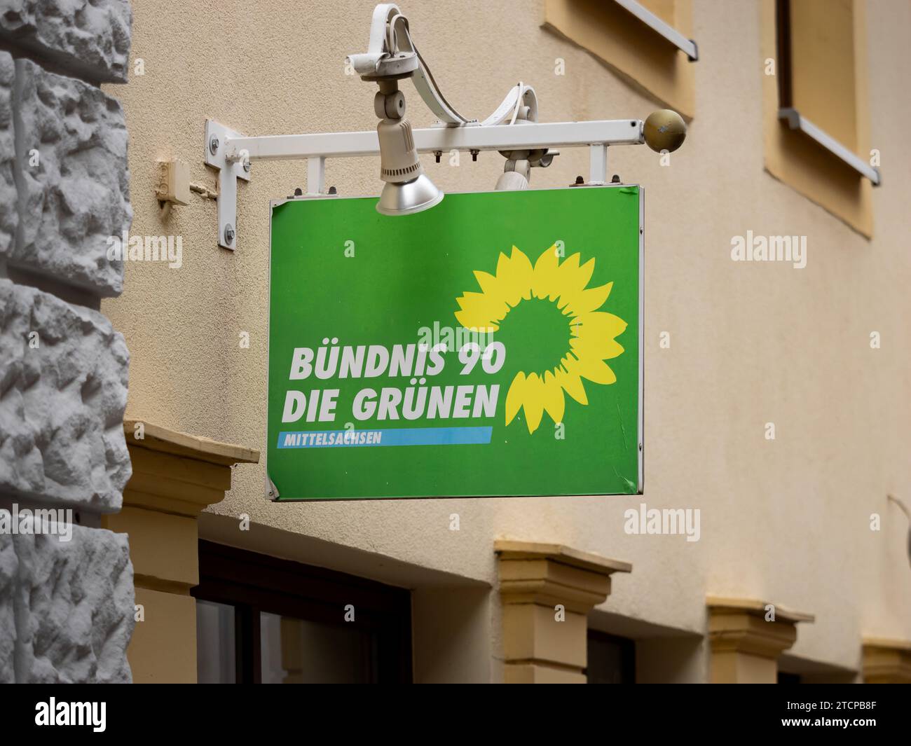 Bündnis 90 die Grünen Zeichen der Partei in Mittelsachsen. Das Logo wird an einer Gebäudewand angebracht, an der sich das Büro befindet. Stockfoto
