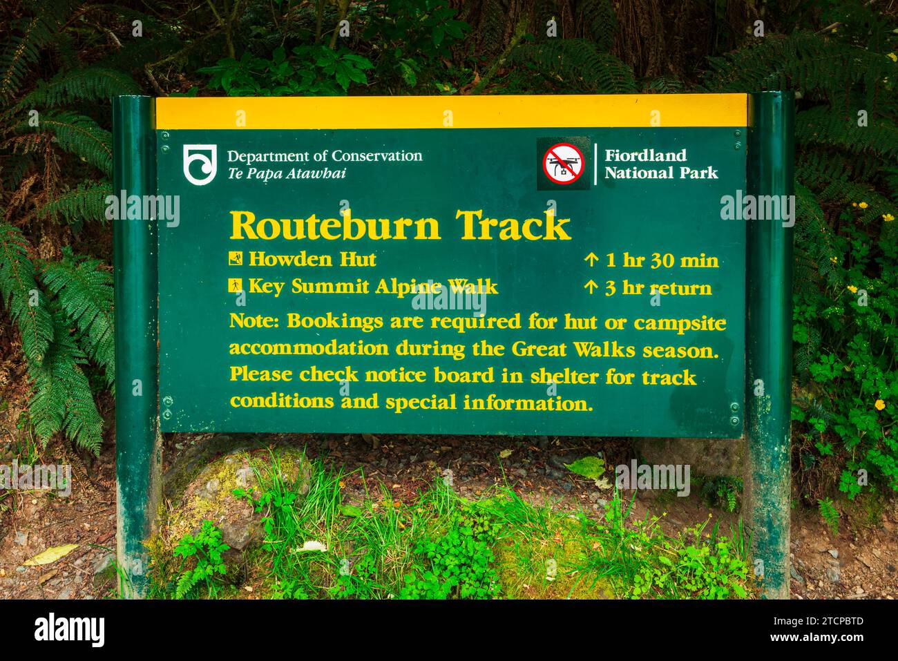 Wegschild am Routeburn Track, Fiordland National Park, South Island, Neuseeland Stockfoto