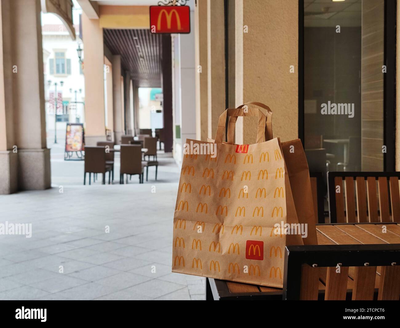 Die Tasche zum Mitnehmen wird vor einem McDonald's Restaurant auf den Tisch gestellt Stockfoto