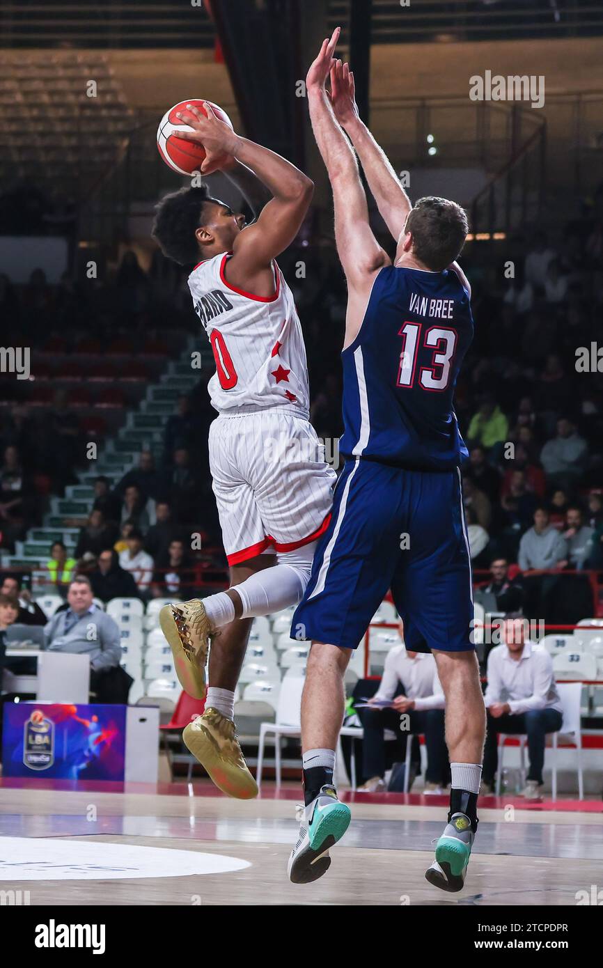 Varese, Italien. Dezember 2023. Vinnie Shahid #0 von Itelyum Varese (L) und Luuk Van Bree #13 von ZZ Leiden (R) wurden während des FIBA Europe Cup 2023/24 in der zweiten Runde des Gruppenspiels N zwischen Itelyum Varese und ZZ Leiden in der Itelyum Arena gesehen. Endpunktzahl: Itelyum Varese 79:82 ZZ Leiden. Quelle: SOPA Images Limited/Alamy Live News Stockfoto