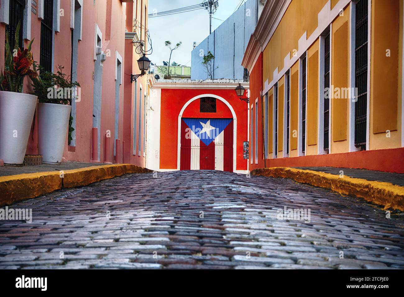Flacher Blick auf eine kopfsteingepflasterte Straße, Calle Imperial, Old San Juan, Puerto Rico Stockfoto