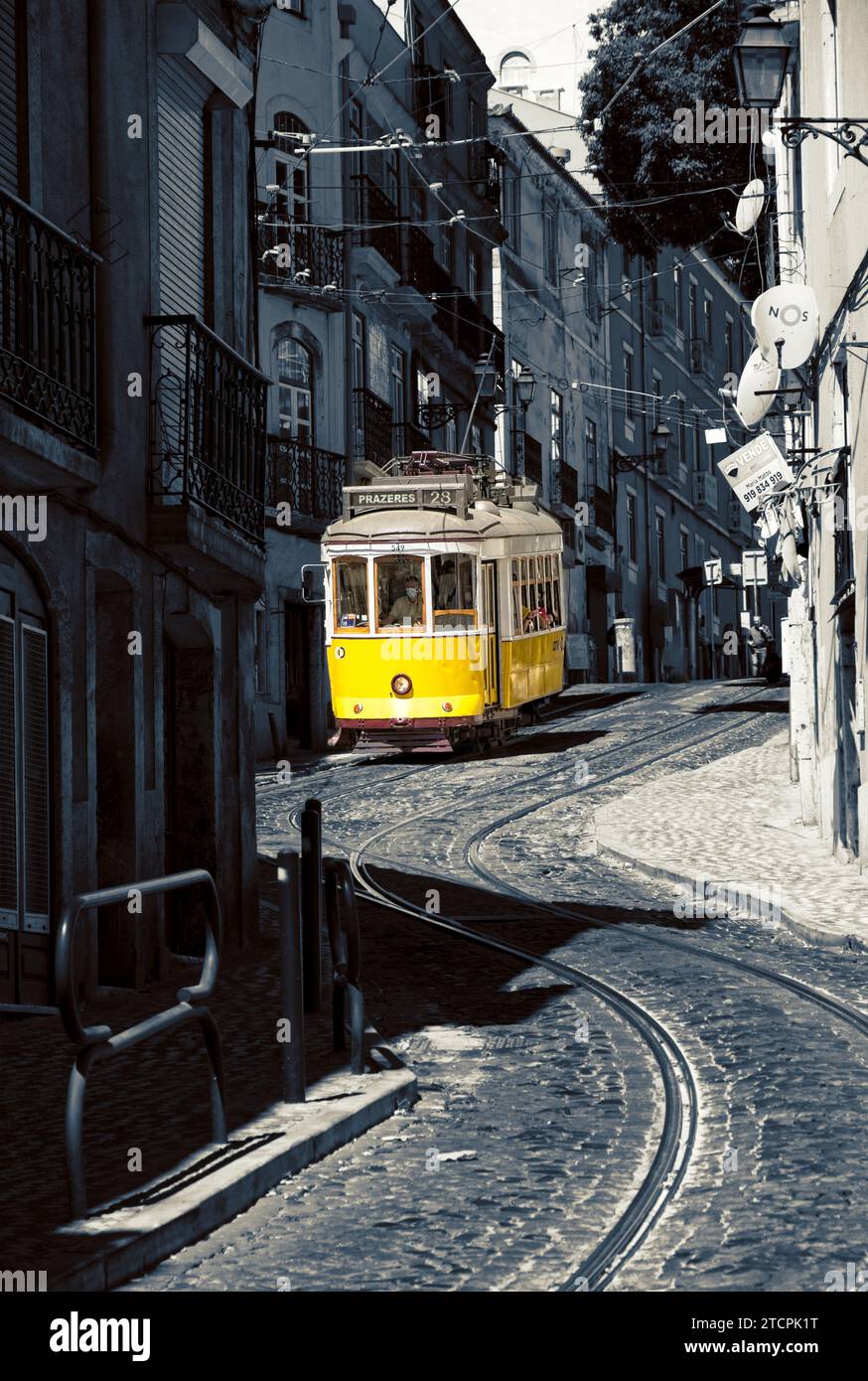 Gelbe Straßenbahn Nr. 28 im Alfama District, Lissabon, Portugal Stockfoto