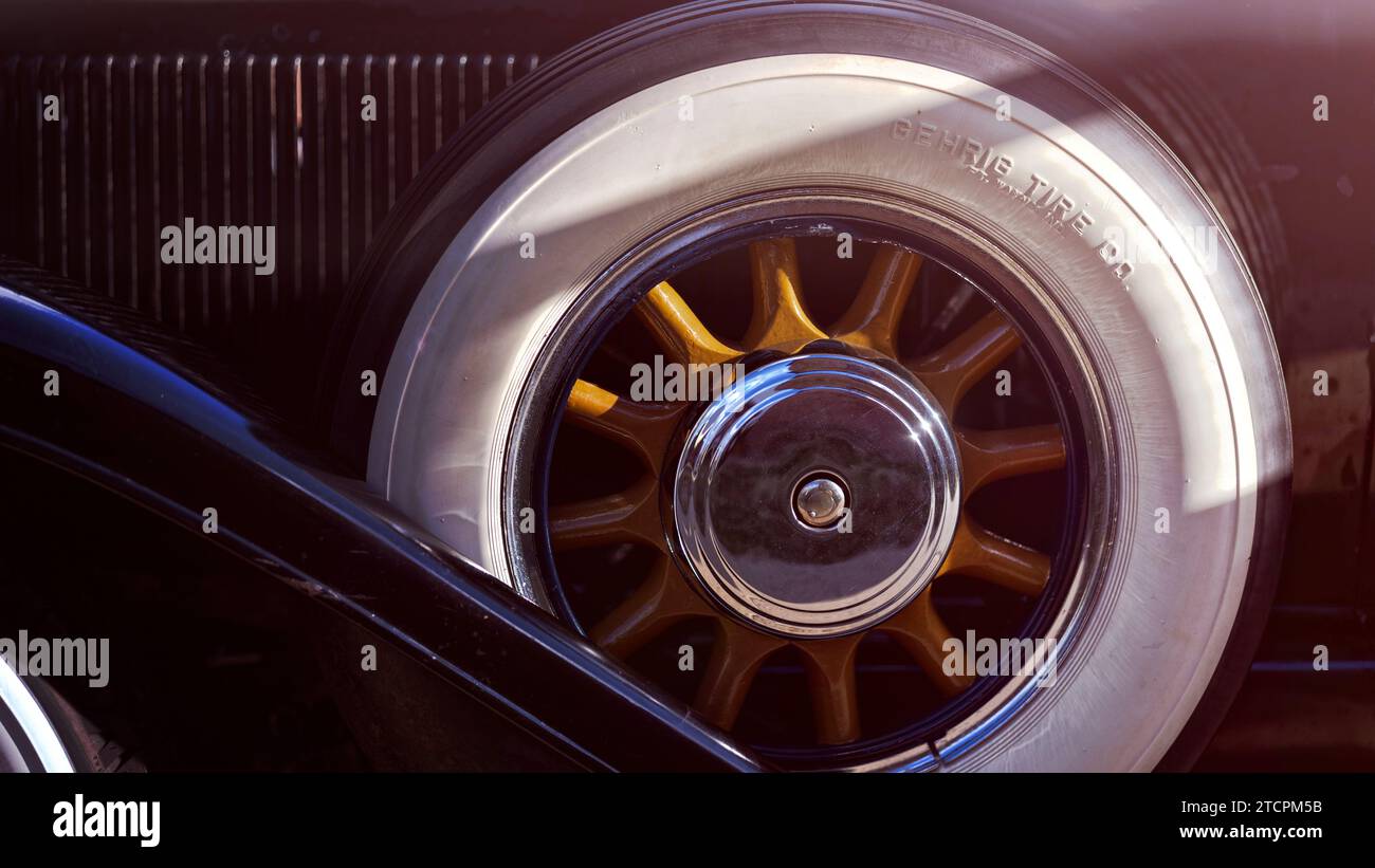 Nahansicht eines Ersatzrads mit Holzspießen und Whitewall-Reifen eines antiken Automobils Stockfoto