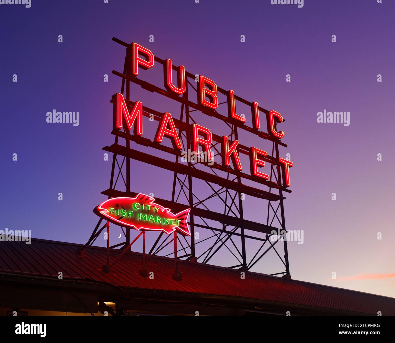 Niedrigwinkelblick auf den Pike Place Market Neonschilder in der Dämmerung, Seattle, Washington State, USA Stockfoto