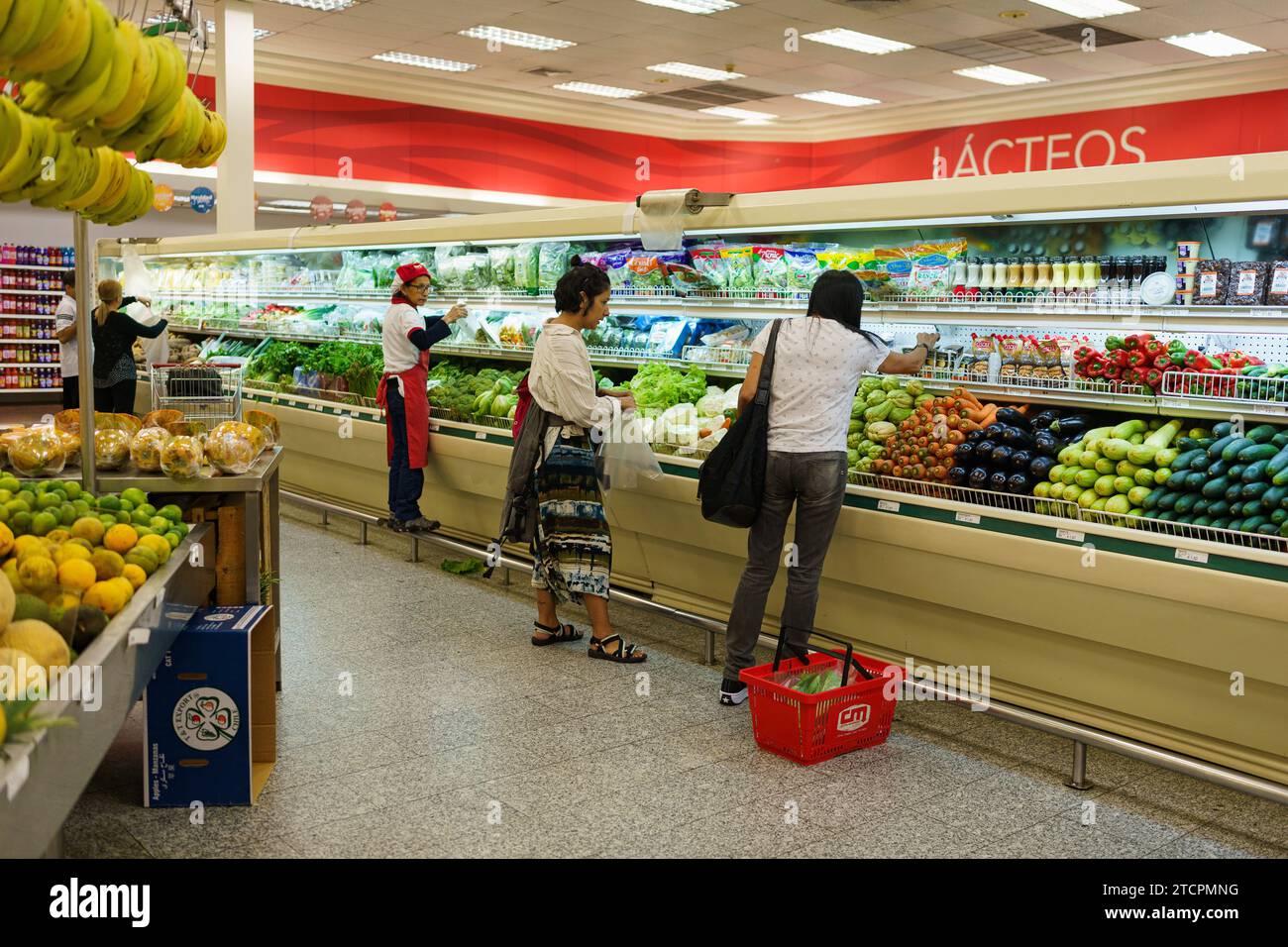 Caracas, Venezuela. Dezember 2023. Die Leute haben in einem Supermarkt Lebensmittel einkaufen gesehen. Nach einem kurzen Boom dank der Dollarisierung der Wirtschaft ist Venezuelas wirtschaftliche Lage mit einer jährlichen Inflation von 398 % und einem Rückgang der Wirtschaftstätigkeit um 7 % immer noch beunruhigt. Mit einem Mindestlohn von nur 8 Dollar kämpft ein Großteil der Bevölkerung immer noch darum, das Ende des Monats zu erreichen. (Foto: Davide Bonaldo/SOPA Images/SIPA USA) Credit: SIPA USA/Alamy Live News Stockfoto