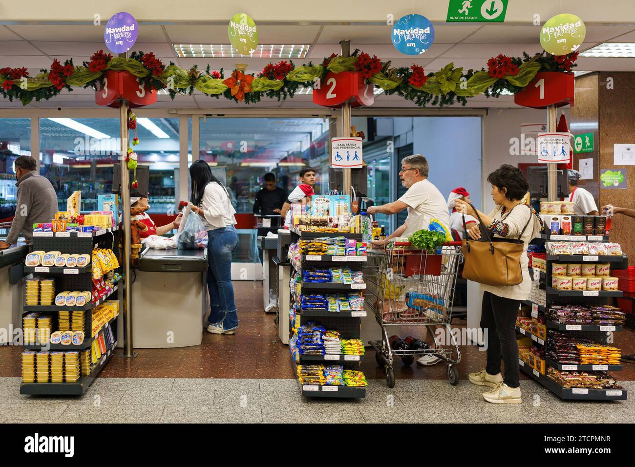 Caracas, Venezuela. Dezember 2023. Die Leute sahen in einem Supermarkt einkaufen. Nach einem kurzen Boom dank der Dollarisierung der Wirtschaft ist Venezuelas wirtschaftliche Lage mit einer jährlichen Inflation von 398 % und einem Rückgang der Wirtschaftstätigkeit um 7 % immer noch beunruhigt. Mit einem Mindestlohn von nur 8 Dollar kämpft ein Großteil der Bevölkerung immer noch darum, das Ende des Monats zu erreichen. (Foto: Davide Bonaldo/SOPA Images/SIPA USA) Credit: SIPA USA/Alamy Live News Stockfoto
