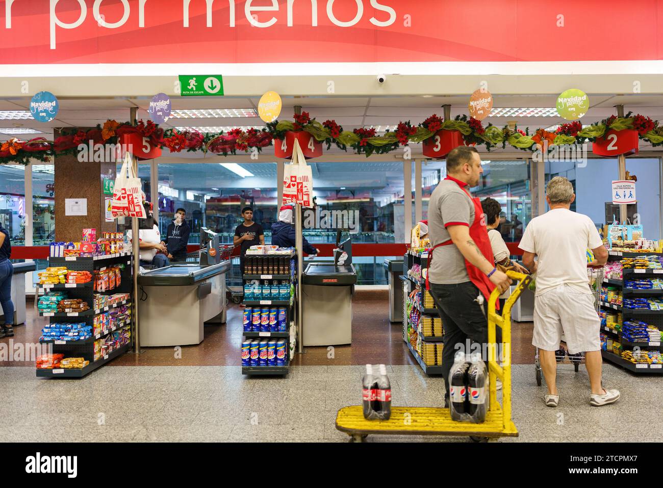 Caracas, Venezuela. Dezember 2023. Die Leute sahen in einem Supermarkt einkaufen. Nach einem kurzen Boom dank der Dollarisierung der Wirtschaft ist Venezuelas wirtschaftliche Lage mit einer jährlichen Inflation von 398 % und einem Rückgang der Wirtschaftstätigkeit um 7 % immer noch beunruhigt. Mit einem Mindestlohn von nur 8 Dollar kämpft ein Großteil der Bevölkerung immer noch darum, das Ende des Monats zu erreichen. (Credit Image: © Davide Bonaldo/SOPA Images via ZUMA Press Wire) NUR REDAKTIONELLE VERWENDUNG! Nicht für kommerzielle ZWECKE! Stockfoto