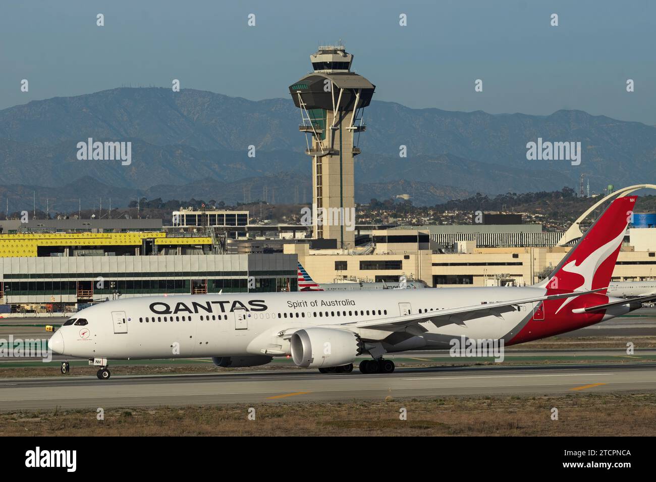 Qantas Boeing 787-9 mit der Registrierung VH-ZNH im Rollverkehr am LAX, Los Angeles International Airport. Stockfoto