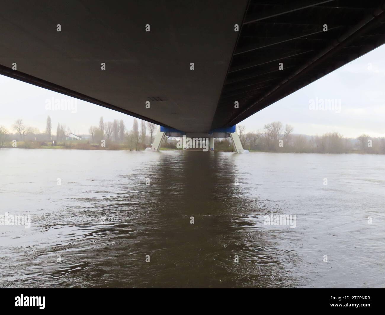 Blick unter der Fleher Bruecke ueber den Rheinstrom mit Hochwasser
