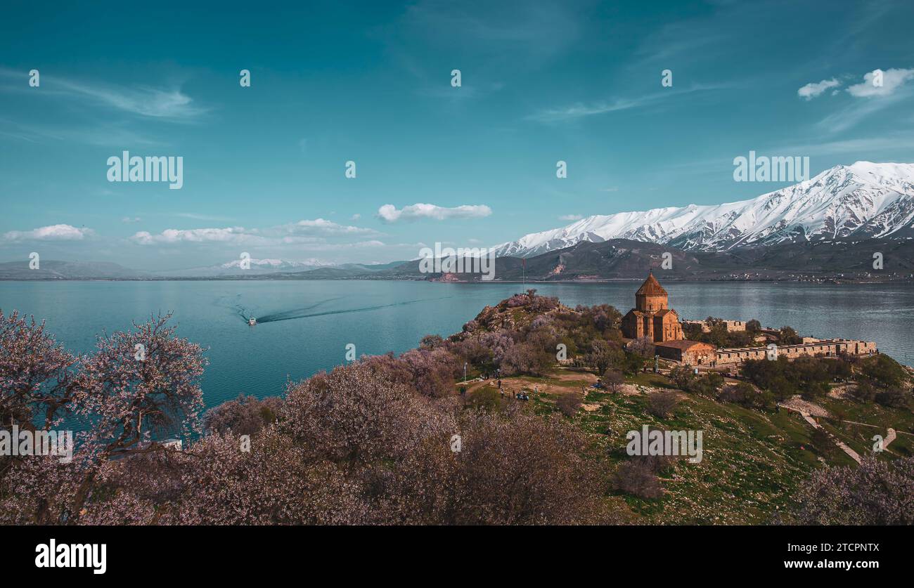 Am späten Nachmittag an der armenischen Kirche am Lake Van in der Osttürkei Stockfoto