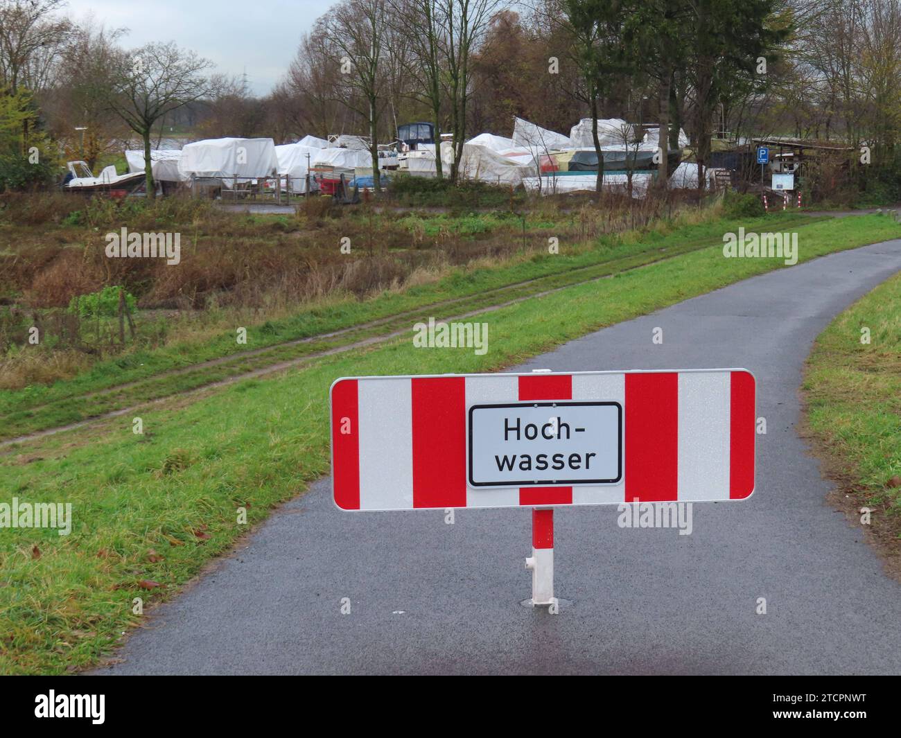 Sicher ist sicher - Absperrschild und Warnhinweis - Hochwasser - das kann jeder sehen Düsseldorf Rheinhochwasser Hamm Jachthafen *** besser sicher als Sorry Barriereschild und Hochwasserwarnung, dass jeder sehen kann Düsseldorf Rheinhochwasser Hamm Marina Stockfoto