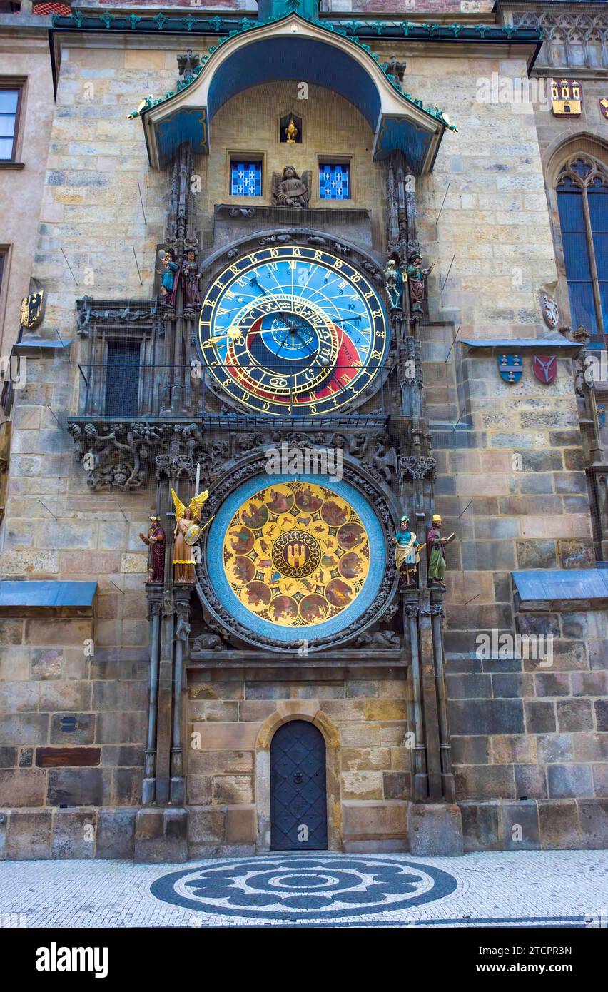 Berühmte mittelalterliche astronomische Uhr, die am Turm des Alten Rathauses befestigt ist. Erbaut im Jahr 1410, ist die älteste Uhr der Welt, die noch in Betrieb ist, in Stockfoto