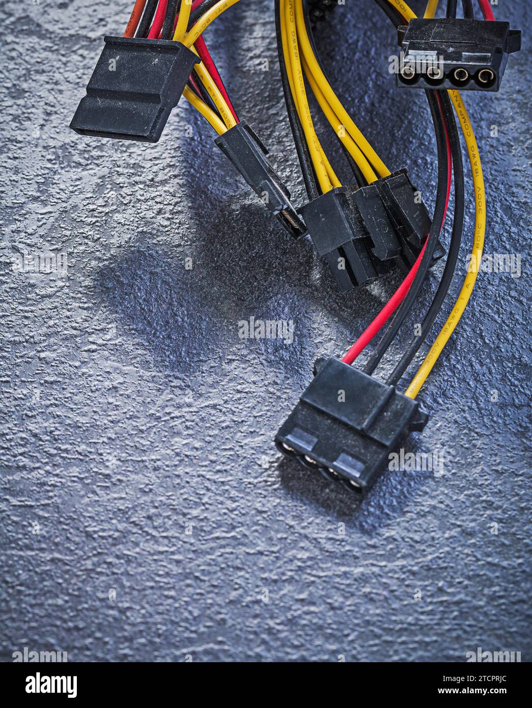 Elektrische Kabel mit Steckern auf schwarzem Hintergrund Draufsicht des Elektrizitätskonzepts Stockfoto