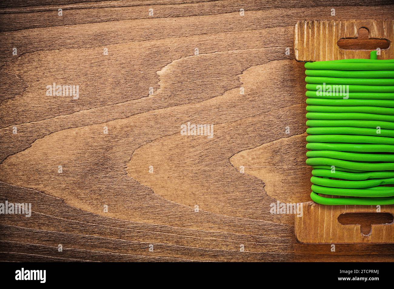 Grüner Gartendraht auf Holzbrett Gartenkonzept Stockfoto