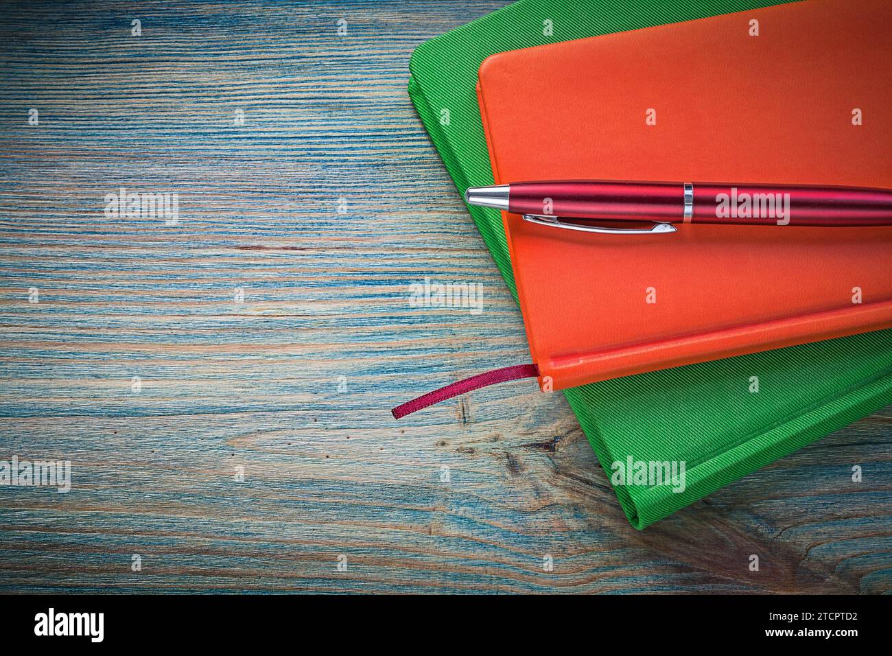 Geschlossene Notizblöcke Kugelschreiber auf Holzbrett Bildungskonzept Stockfoto