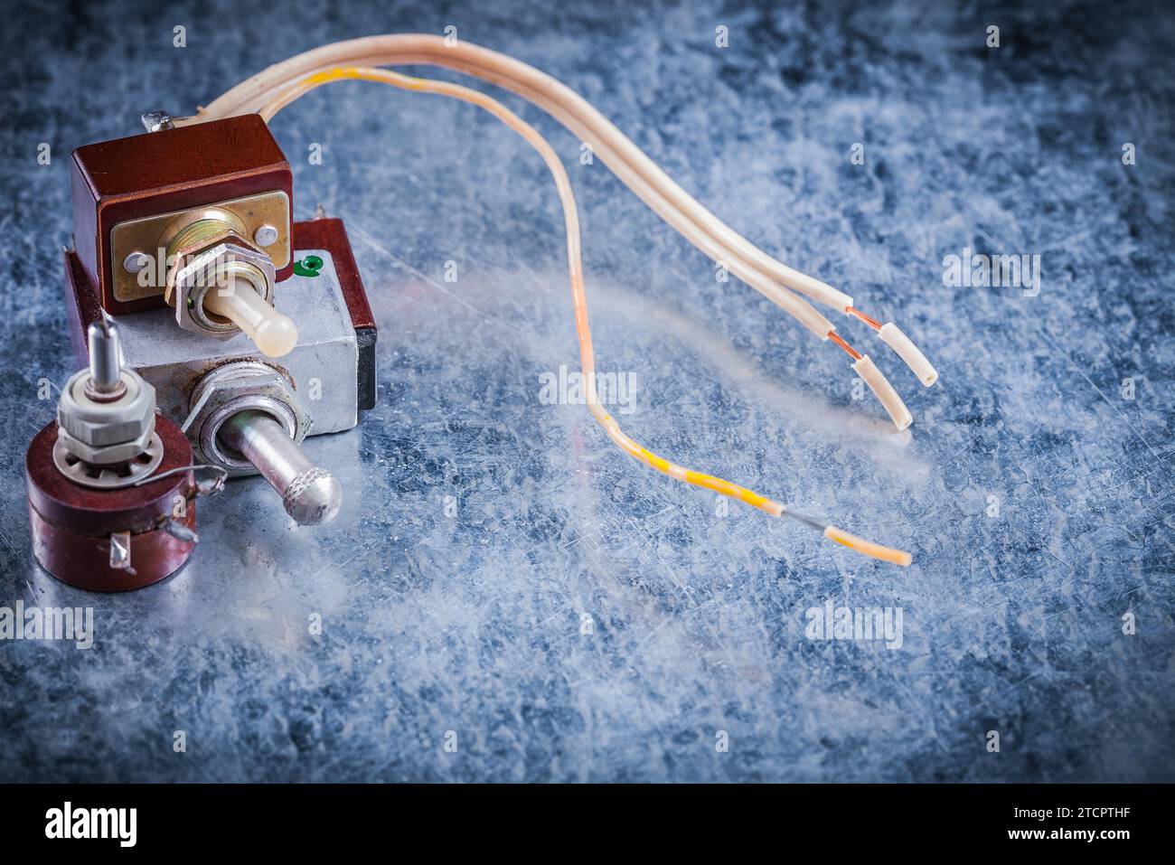 Zusammensetzung des elektrischen Kippschalters im Vintage-Stil auf dem metallischen Hintergrundstromkonzept Stockfoto