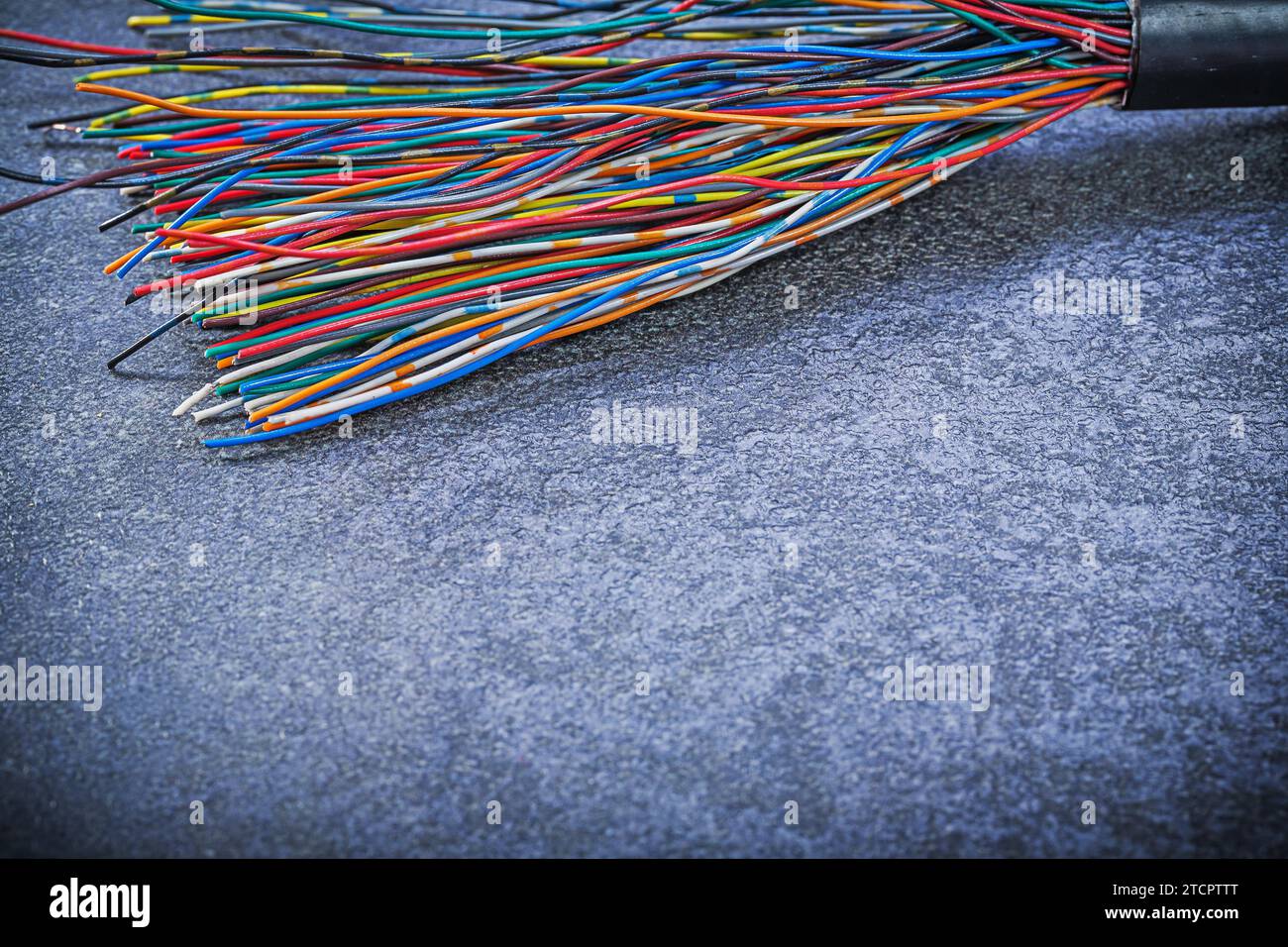 Elektrische Kabel nach schwarzem Oberflächenelektrizitätskonzept Stockfoto