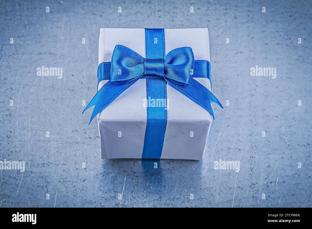 Geschenkbox auf metallischem Hintergrund Urlaubskonzept Stockfoto