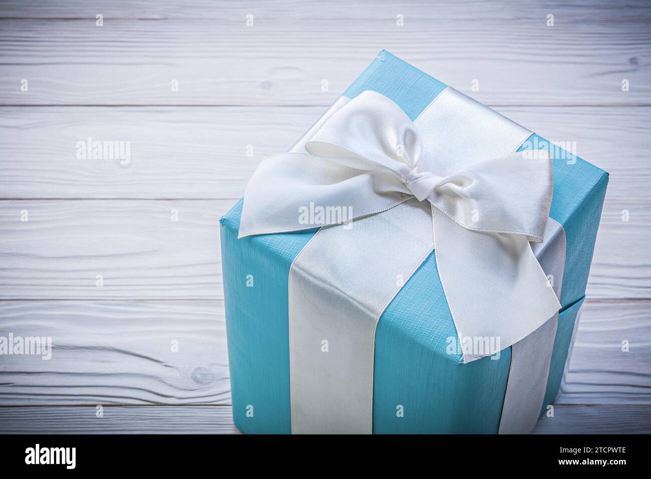 Blaue Geschenkbox auf Holzbrett, Festakt-Konzept Stockfoto