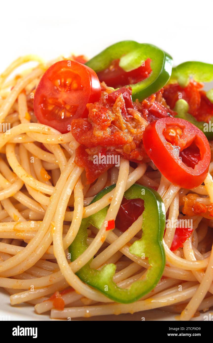 Scharfe italienische Pasta, Tomaten und Chili-Paprika-Sauce Stockfoto