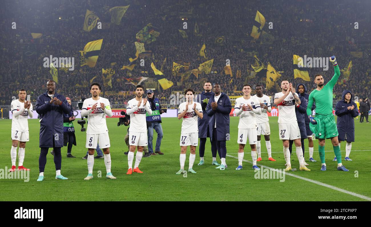 Die Pariser SG-Spieler feiern am 13. Dezember 2023 im Signal Iduna Park in Dortmund, dem Fußballspiel der Gruppe F zwischen Borussia Dortmund und Paris Saint-Germain Stockfoto