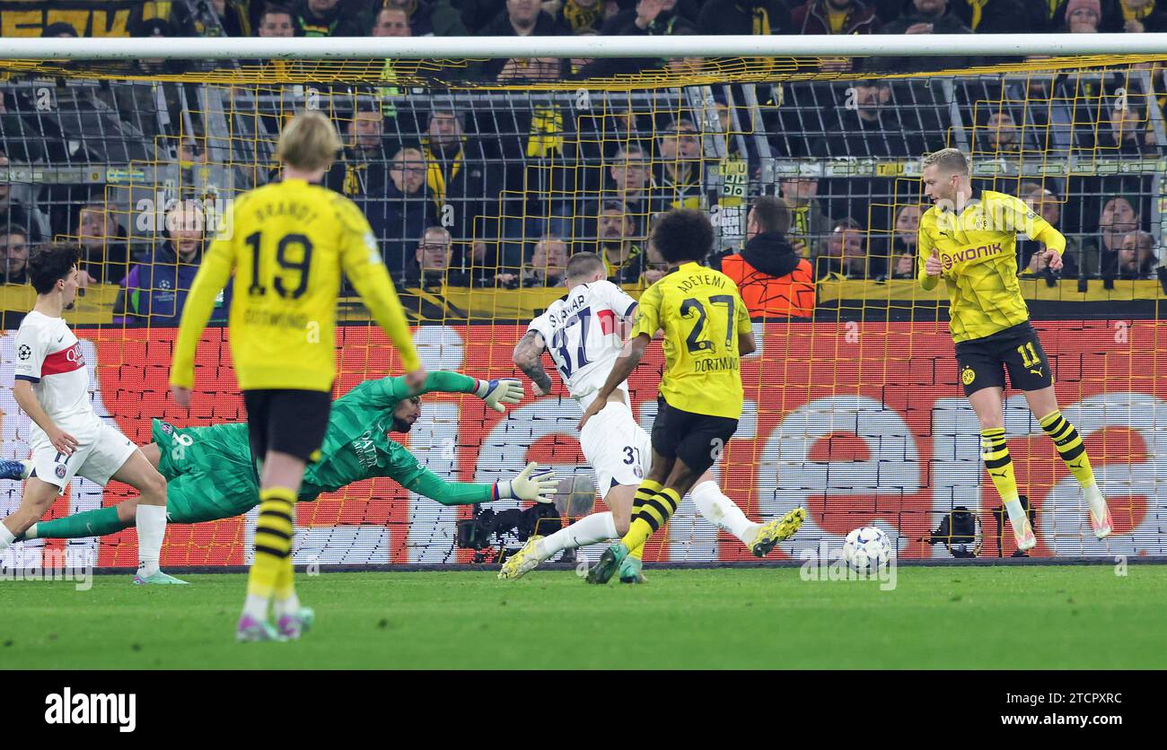 Karim Adeyemi von Borussia Dortmund erzielte ein Tor 1-0 während des Fußballspiels der UEFA Champions League, Gruppe F zwischen Borussia Dortmund und Paris Saint-Germain am 13. Dezember 2023 im Signal Iduna Park in Dortmund Stockfoto