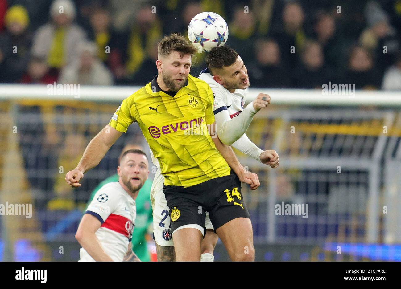 Niclas Fullkrug von Borussia Dortmund und Lucas Hernandez von Paris SG während des Fußballspiels der Gruppe F zwischen Borussia Dortmund und Paris Saint-Germain am 13. Dezember 2023 im Signal Iduna Park in Dortmund Stockfoto