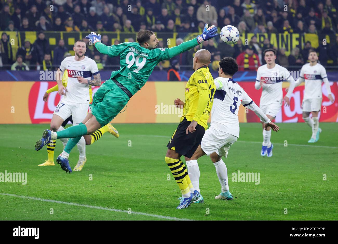 Gianluigi Donnarumma von Paris SG spart am 13. Dezember 2023 im Signal Iduna Park in Dortmund beim Gruppenspiel der UEFA Champions League, Gruppe F, zwischen Borussia Dortmund und Paris Saint-Germain Stockfoto