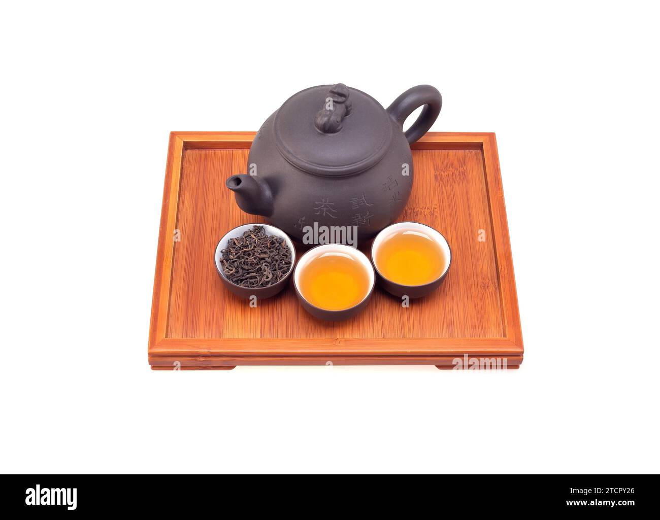 Chinesischer grüner Tee Tontopf und Tassen auf Bambusholz Tablett isoliert über weiß Stockfoto