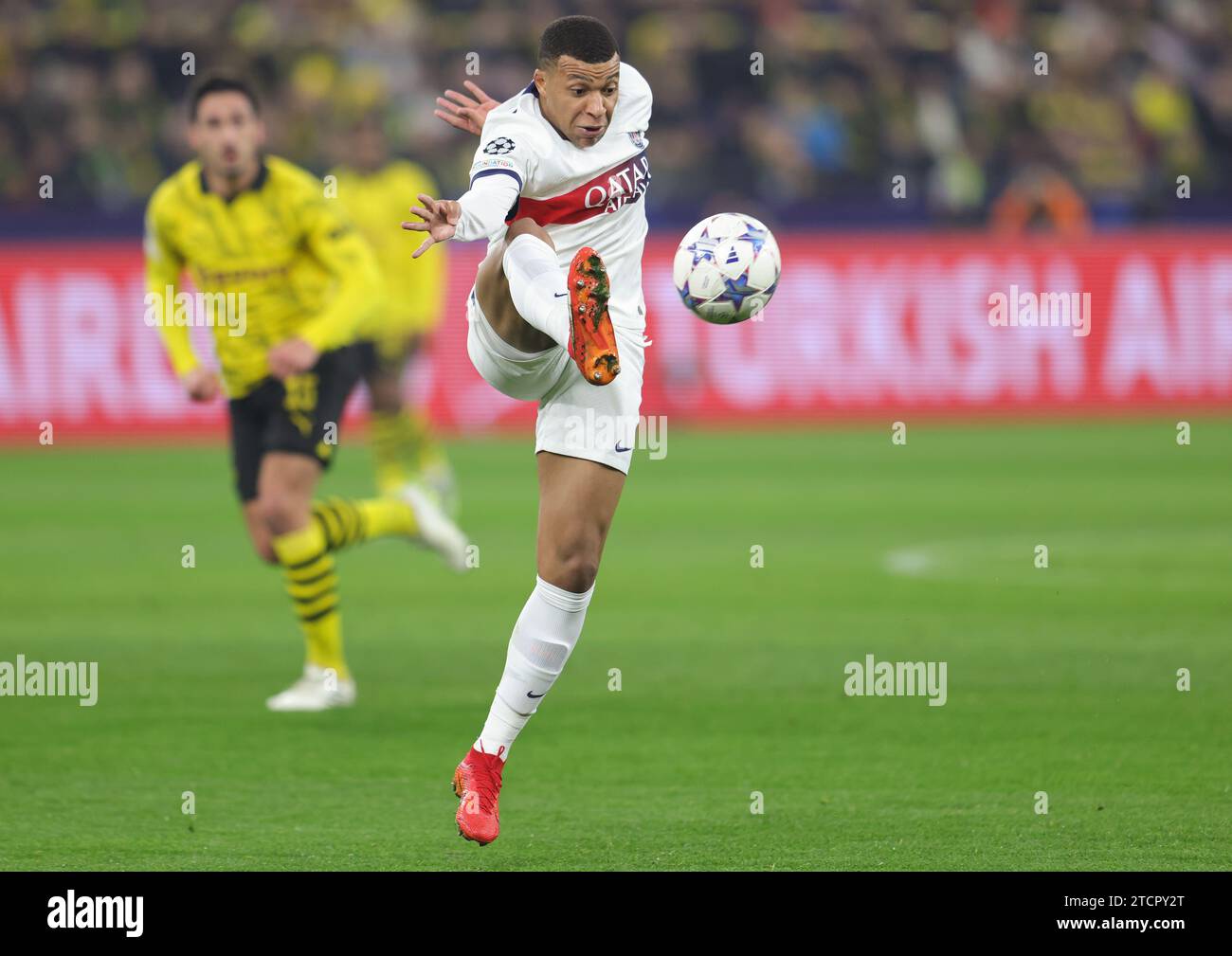 Kylian Mbappe von Paris SG während des Fußballspiels der Gruppe F zwischen Borussia Dortmund und Paris Saint-Germain am 13. Dezember 2023 im Signal Iduna Park in Dortmund Stockfoto
