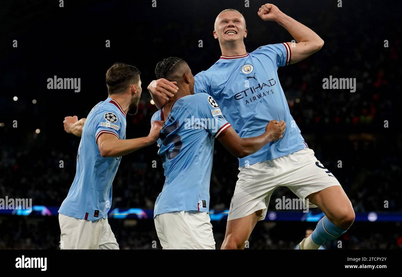 Dateifoto vom 17-05-2023 von Manchester City Rodri, Manuel Akanji und Erling Haaland, die ein eigenes Tor von Real Madrid Eder Militao feiern. Manchester City setzte ein Champions-League-Finale gegen Inter Mailand ein, nachdem er im Halbfinale 5-1 gegen Real Madrid geschlagen hatte, nachdem er 4-0 im zweiten Leg im Etihad-Stadion gewonnen hatte. Ausgabedatum: Donnerstag, 14. November 2023. Stockfoto