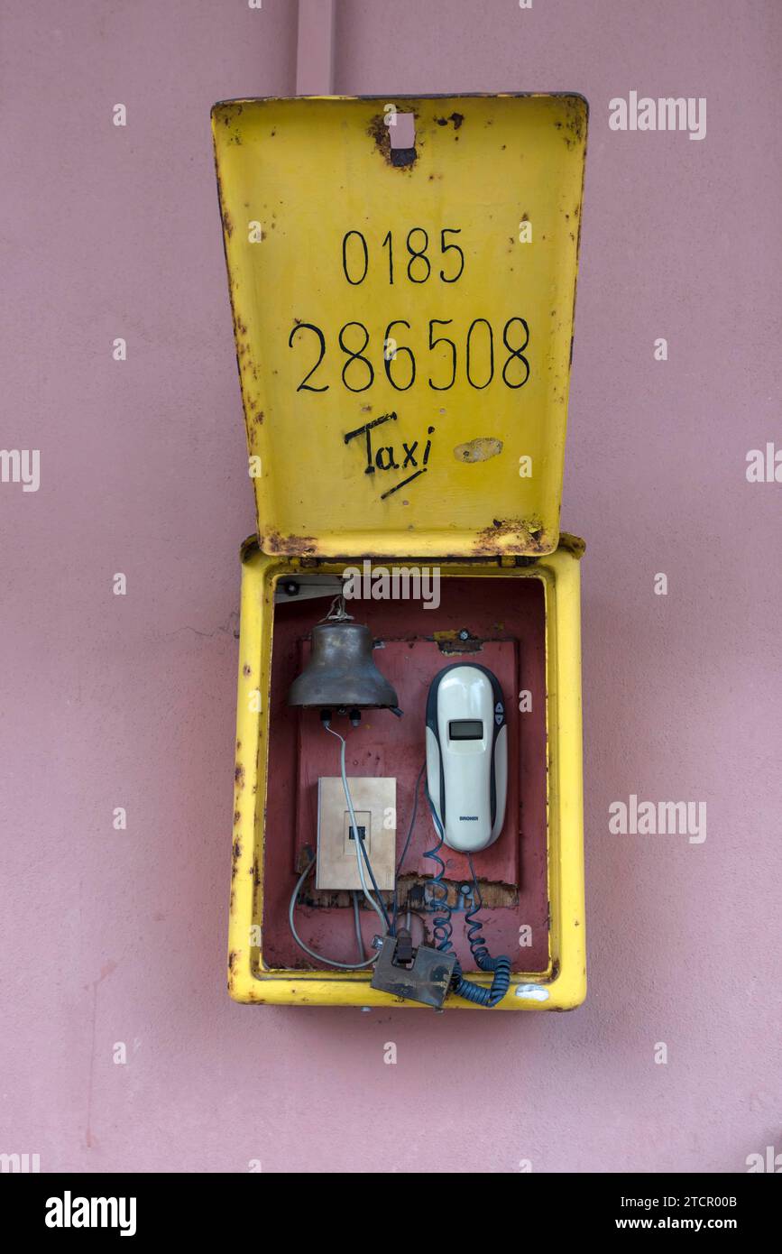 Eisenbahntelefon im Empfangsgebäude in Portofino, Italien Stockfoto