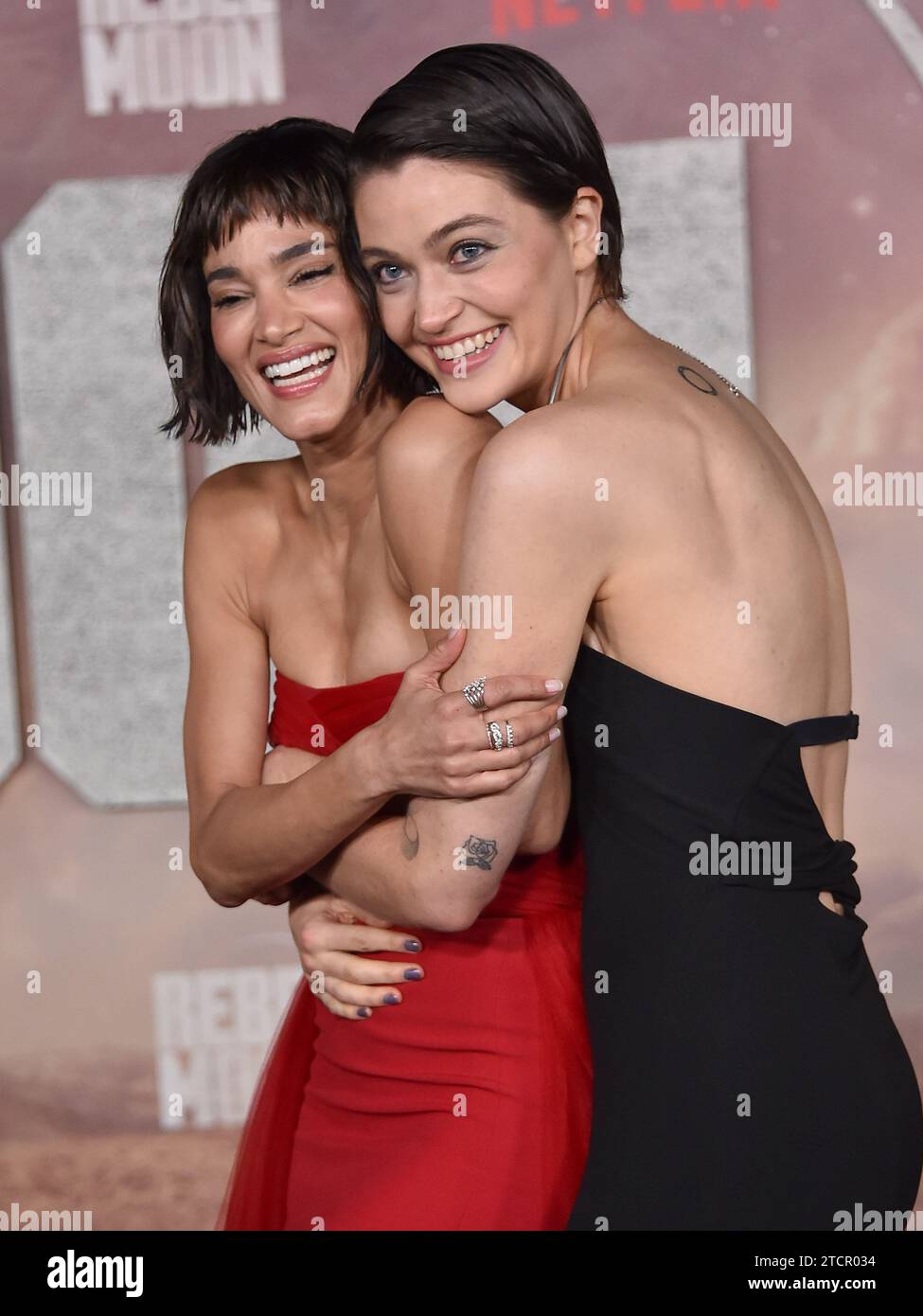 Hollywood, USA. Dezember 2023. Sofia Boutella und E. Duffy kommen am 13. Dezember 2023 zur Hollywood-Premiere „Rebel Moon-Part One: A Child of Fire“ im Chinese Theatre in Hollywood, CA. © Lisa OConnor/AFF-USA.com Credit: AFF/Alamy Live News Stockfoto