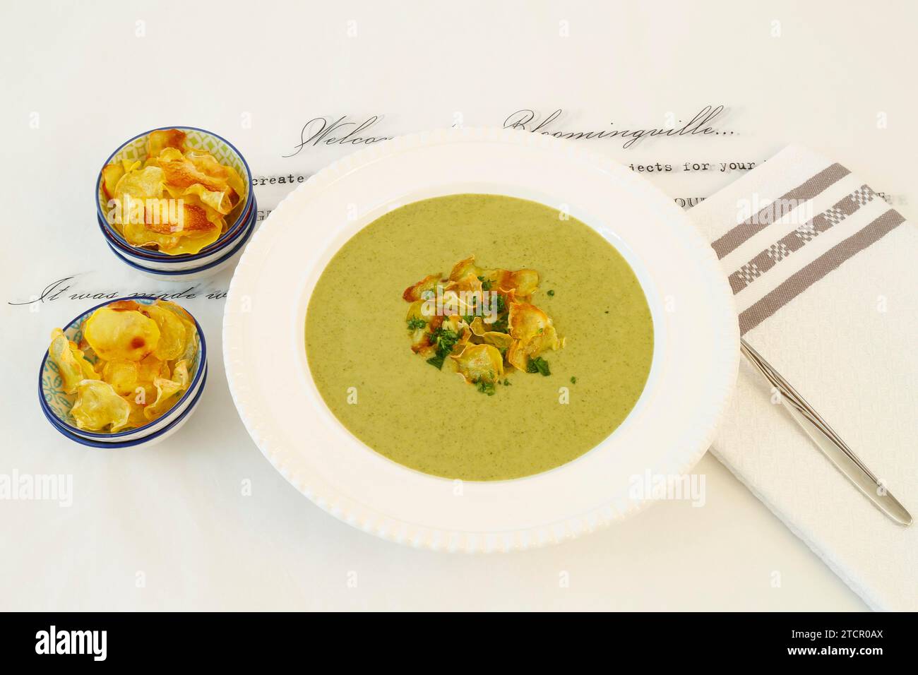 Schwäbische Küche, Kressensuppe mit Crisps, Kresse, Teller mit grüner Cremesuppe, Suppenteller, garniert mit Kräutern, deftige Suppe, Schüssel mit Crisps Stockfoto