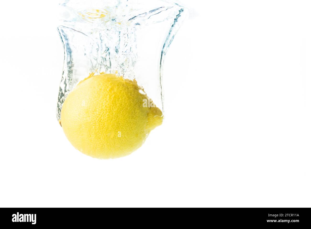 Zitrone Frucht Spritzer auf weißem Hintergrund in Wasser isoliert und sinkende Hintergrund Stockfoto