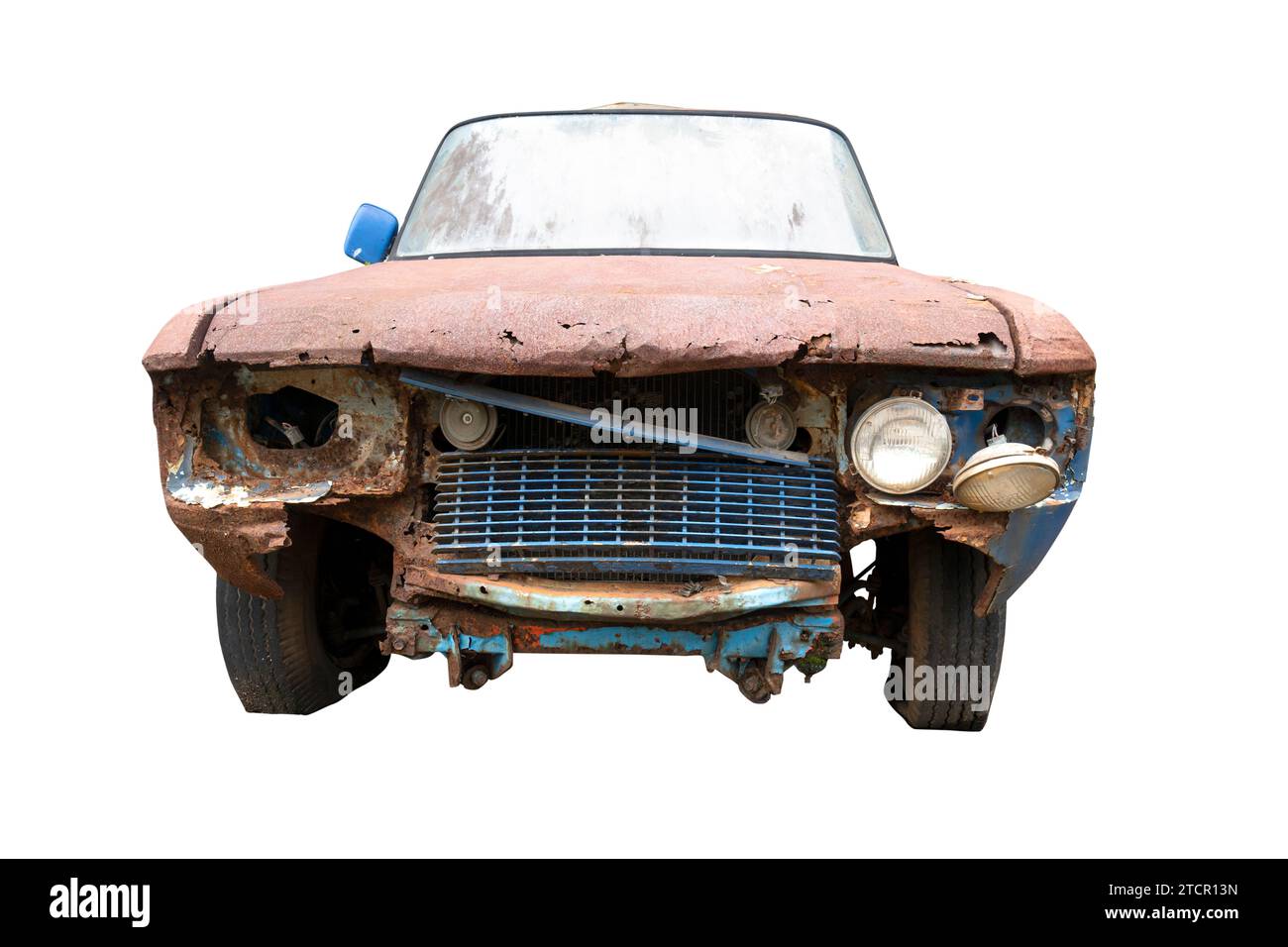 Ein kaputtes Auto wegen des Unfallunfalls, isoliert auf weißem Hintergrund Stockfoto