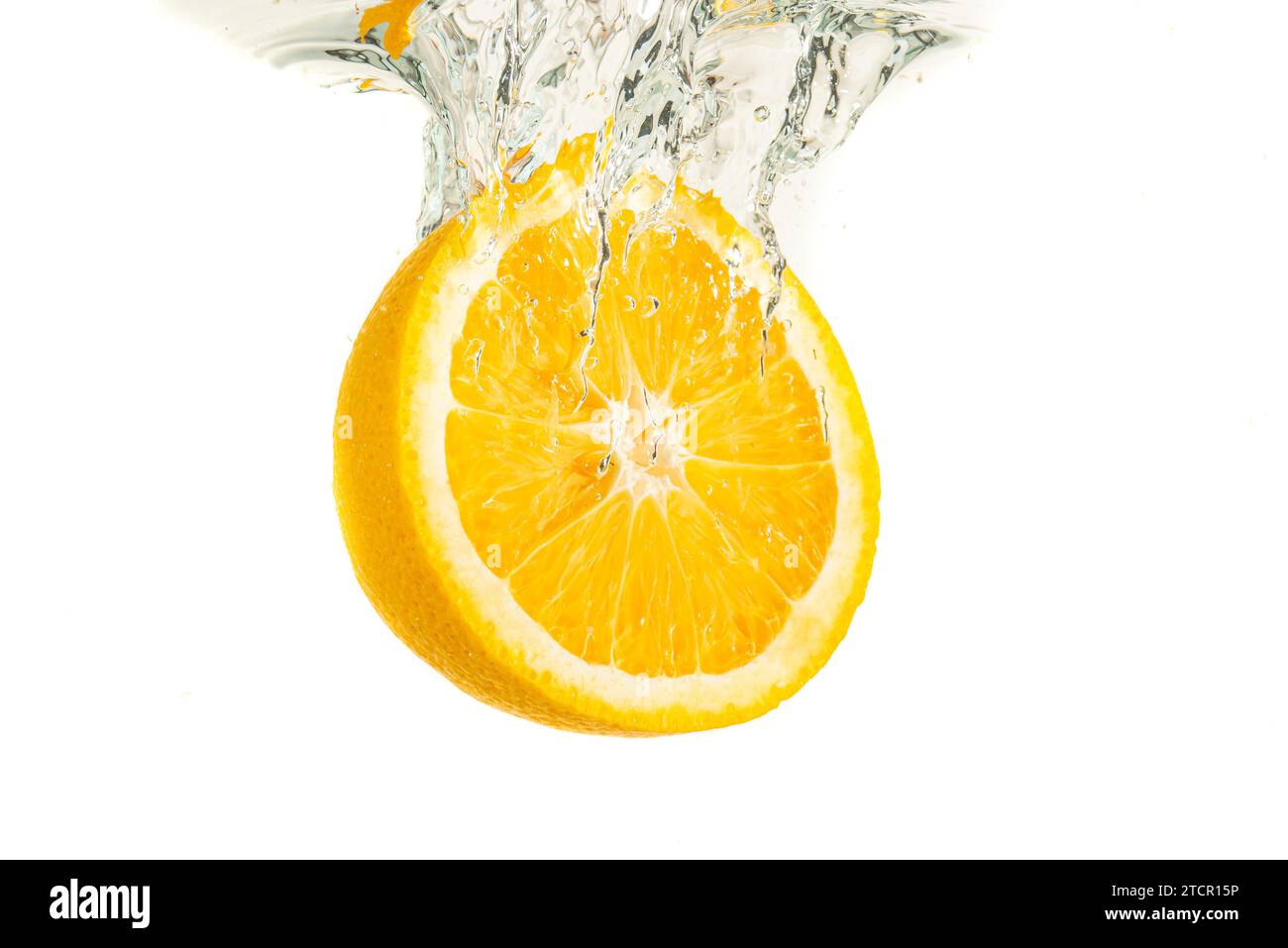 Orange Hälfte spritzen in Wasser und sinken auf weißem Hintergrund. Citrus trinken Konzept. Gesunde Ernährung Stockfoto