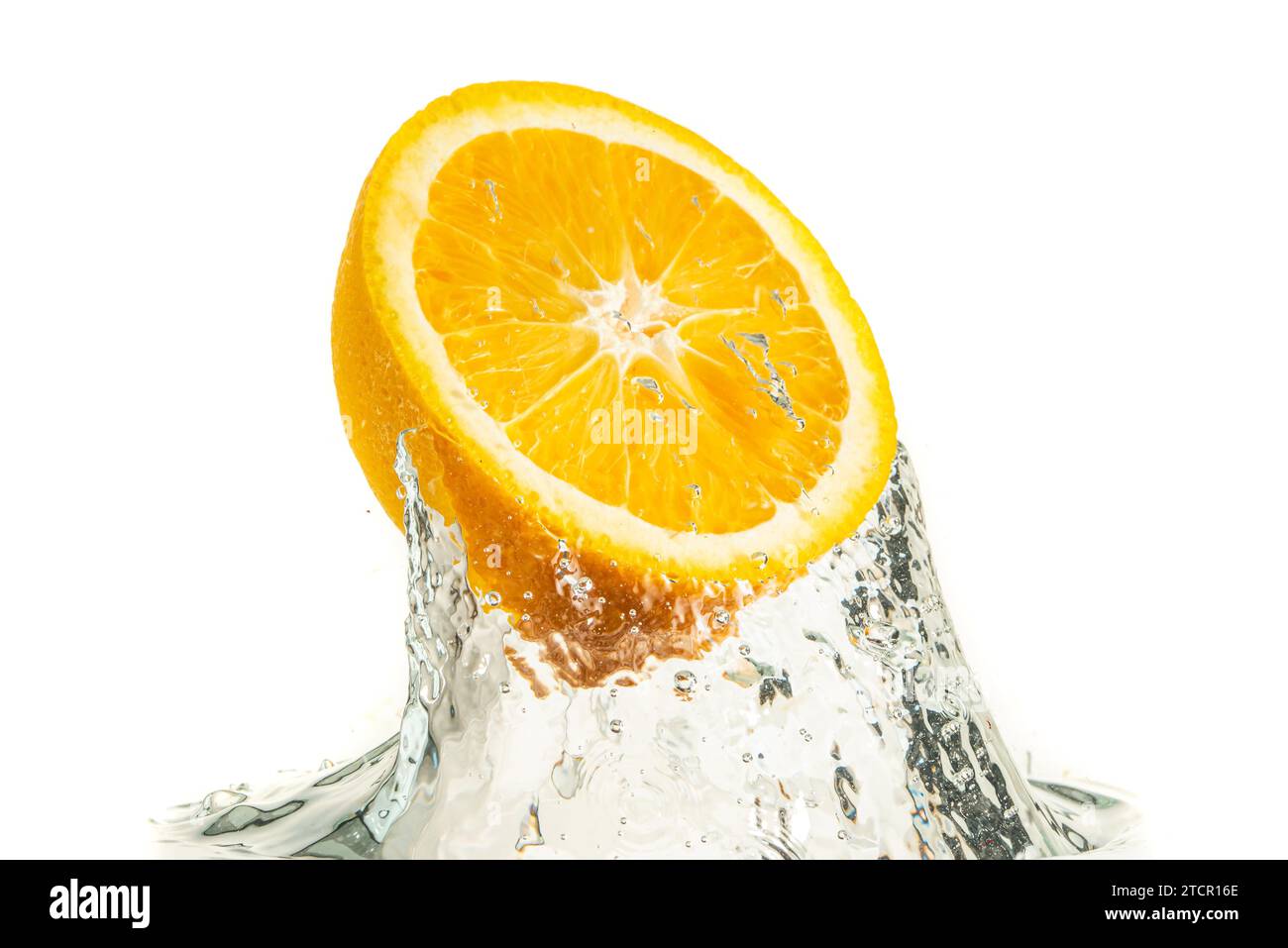 Orange Hälfte spritzen in Wasser und sinken auf weißem Hintergrund. Citrus trinken Konzept. Gesunde Ernährung Stockfoto