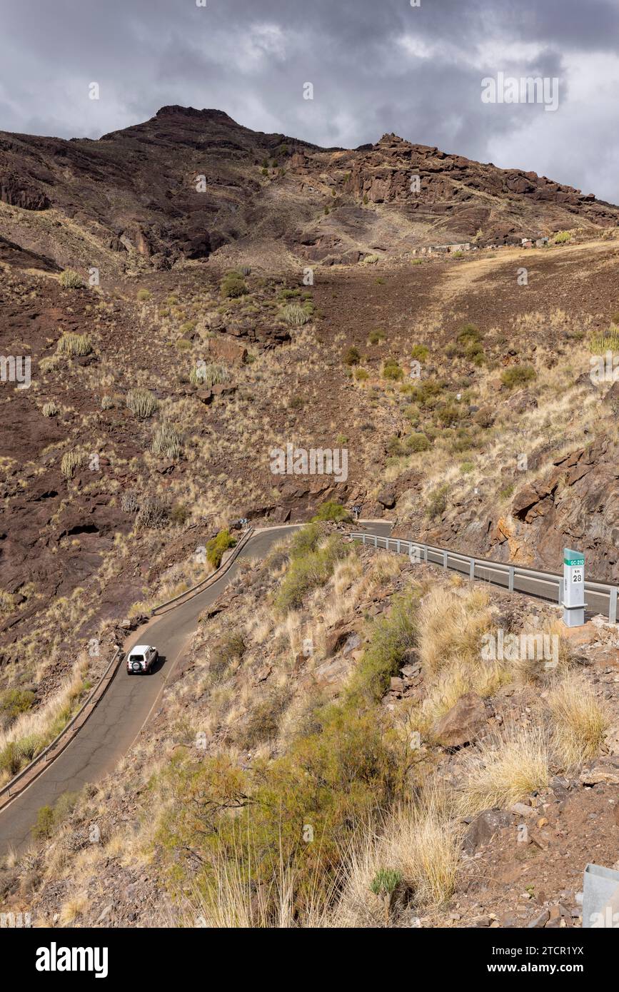 Jeep auf schmaler Bergstraße GC-210, Artenara, Gran Canaria, Kanarische Inseln Stockfoto