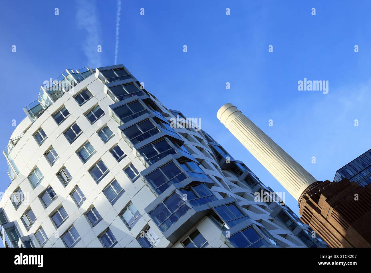 Battersea Power Station and Prospect Place Apartments (Frank Gehry Architects), Nine Elm Lane, Battersea, London, England, Vereinigtes Königreich Stockfoto