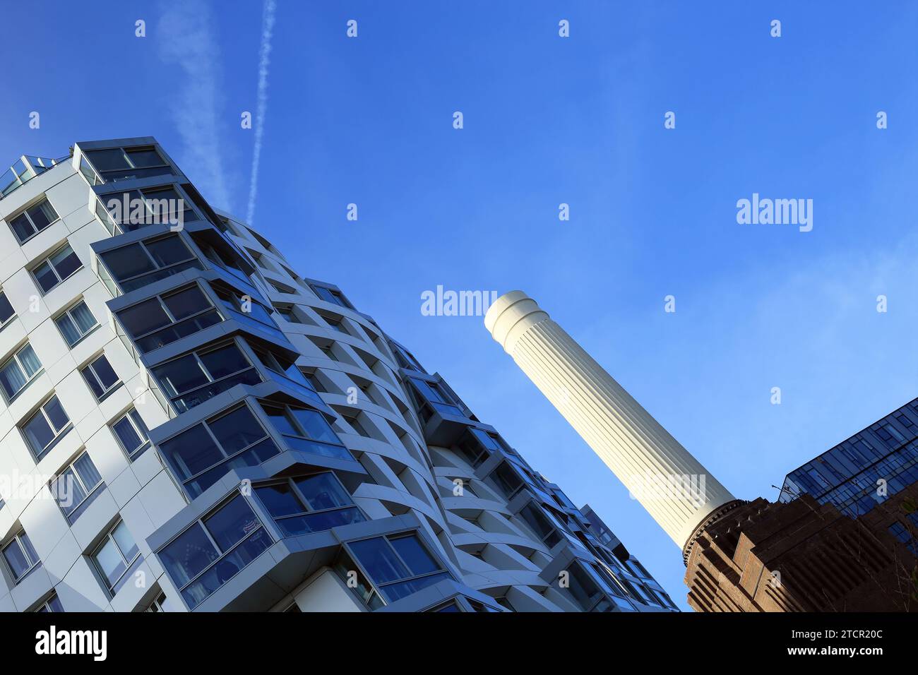 Battersea Power Station and Prospect Place Apartments (Frank Gehry Architects), Nine Elm Lane, Battersea, London, England, Vereinigtes Königreich Stockfoto