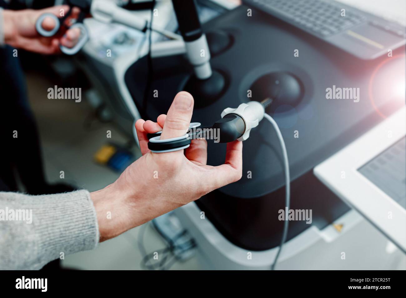 Ausbildung von Ärzten mit einem Operationssimulator. Roboterwerkzeuge in der Medizin Stockfoto
