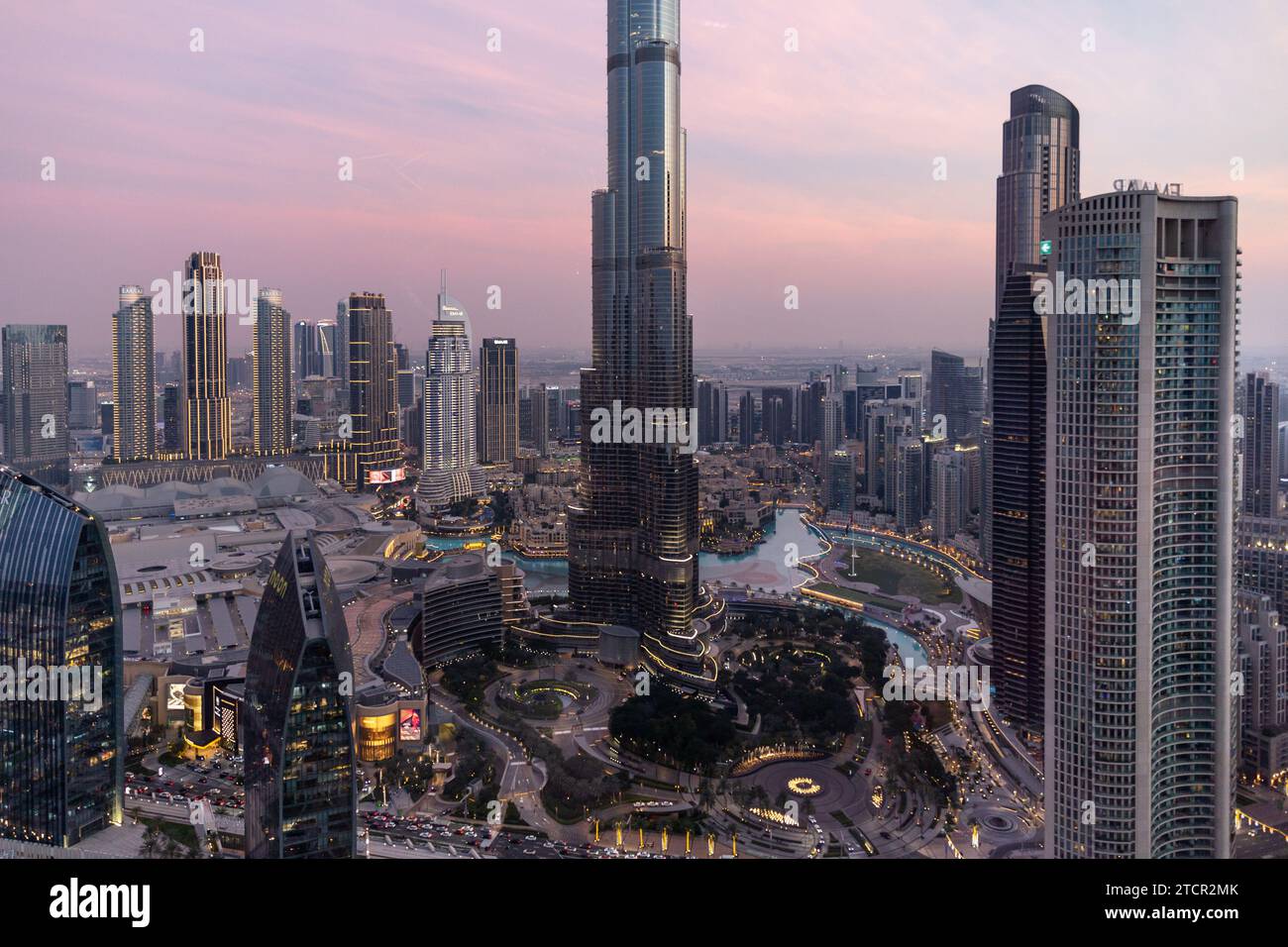 An einem heißen Abend, dem 13. Dezember 2023, wird im Zentrum von Dubai, der Sheikh Zayed Road 