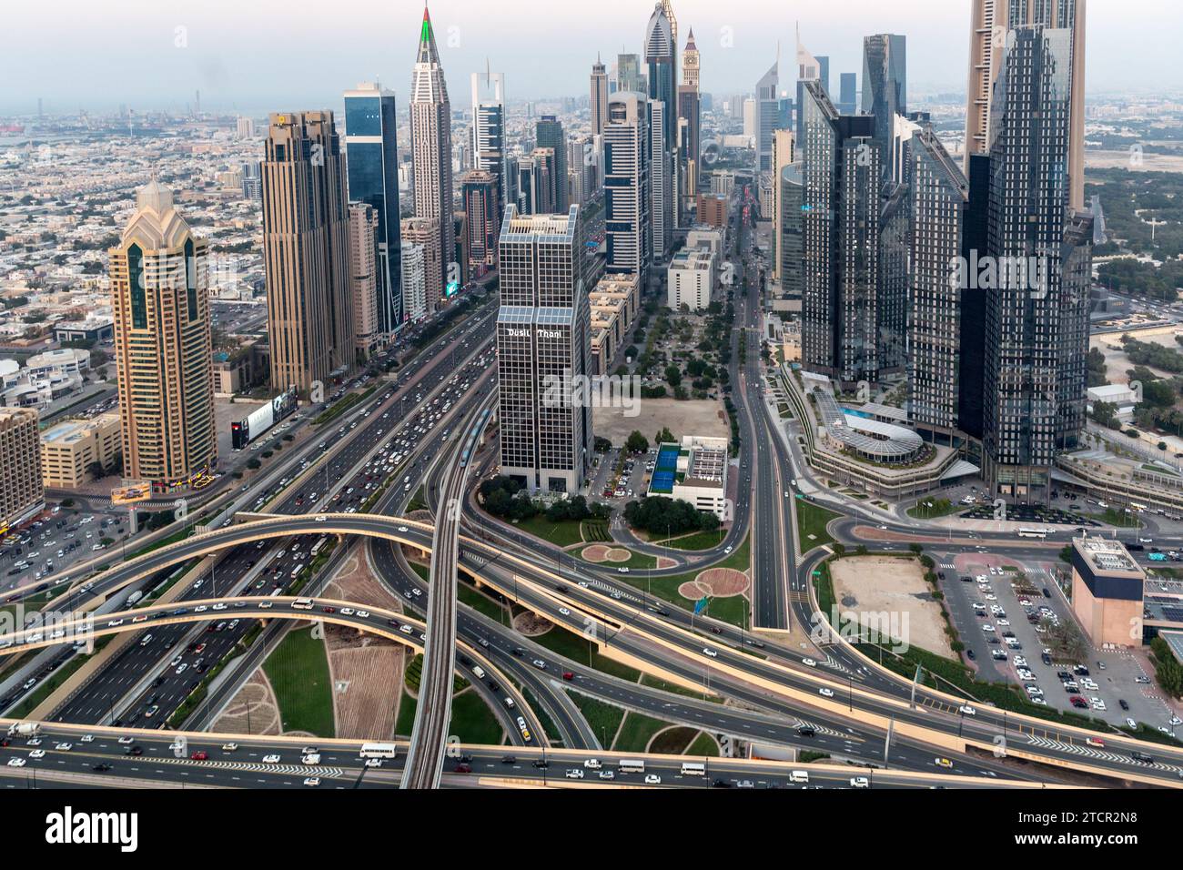 Das Finanzzentrum von Dubai und der Autoverkehr sind im Zentrum von Dubai, der Sheikh Zayed Road und ihren Anschlussstellen, Vereinigte Arabische Emirate an einem heißen Tag am 13. Dezember 2023 zu sehen. Die Aussicht vom Sky Views Observatory. Stockfoto
