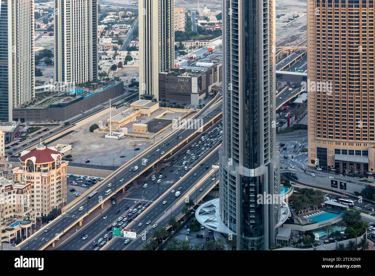 An einem heißen Abend, dem 13. Dezember 2023, wird im Zentrum von Dubai, der Sheikh Zayed Road 