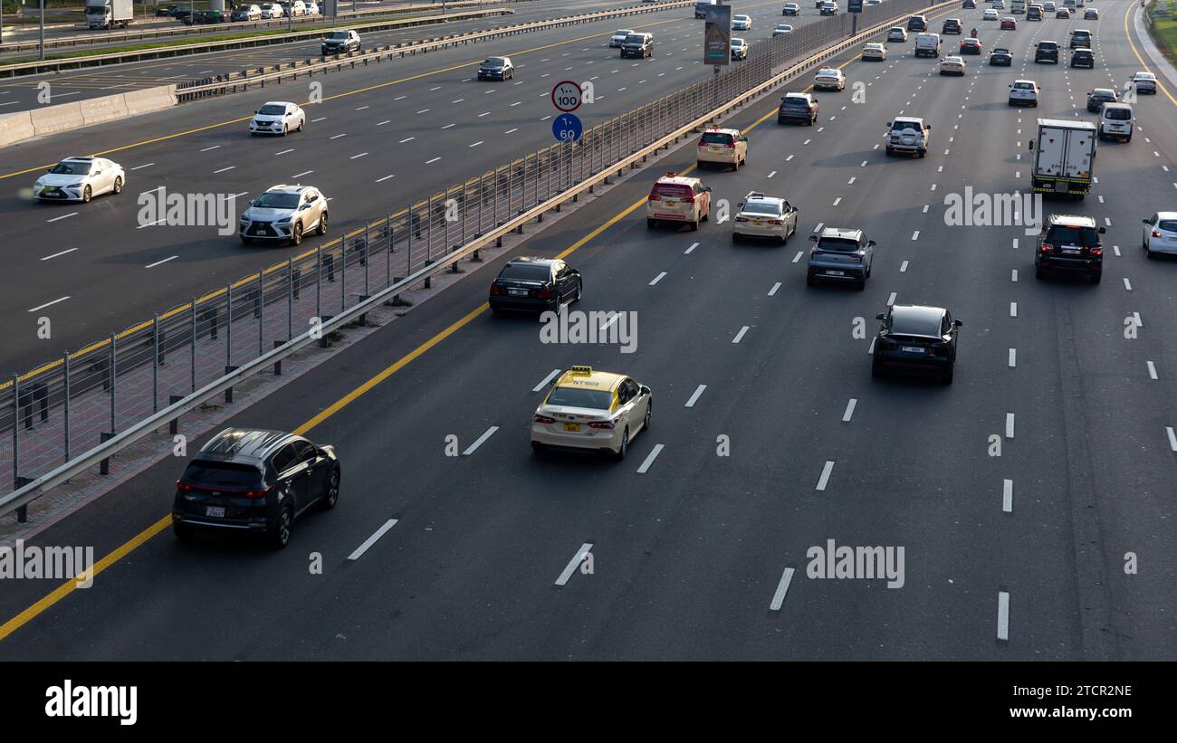 An einem heißen Abend, dem 13. Dezember 2023, wird im Zentrum von Dubai, der Sheikh Zayed Road 