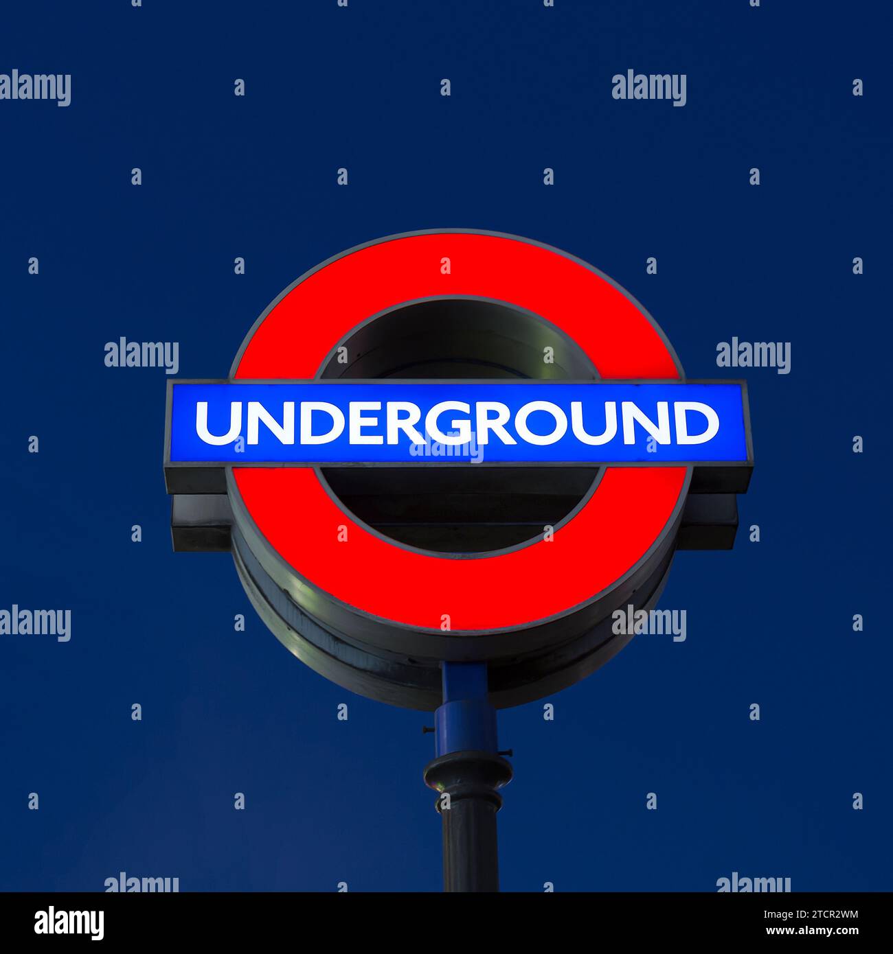 Beleuchtete Verkehrsmittel für London TfL unterirdisches Rundfunkschild in London, England, Großbritannien bei Nacht. Stockfoto