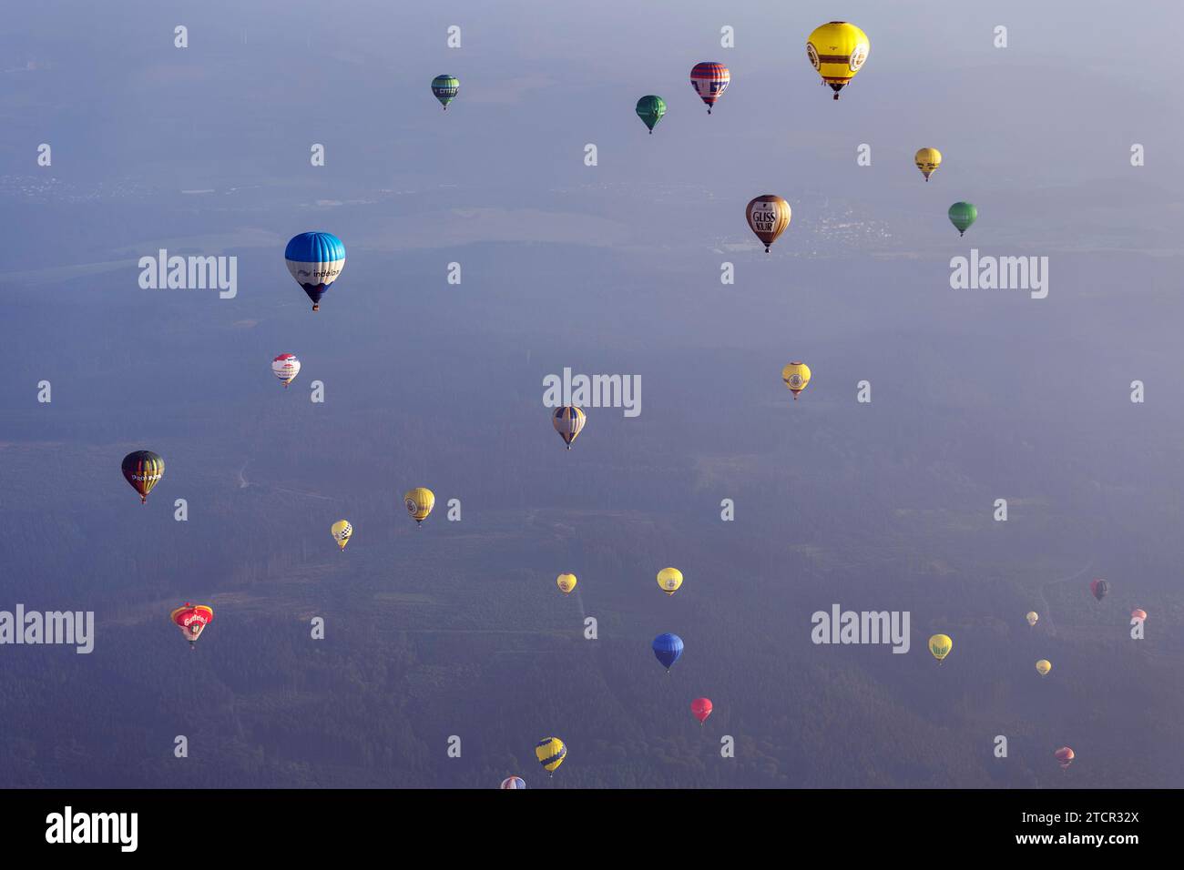 Viele verschiedene Heißluftballons im Abendhimmel, Heißluftballonfestival, 26. Warsteiner International Montgolfiade, Luftsicht, Warstein Stockfoto