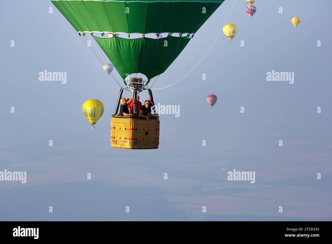 Heißluftballons im abendlichen Dunst genießen die Teilnehmer des Heißluftballonfestivals die Aussicht, 26. Warsteiner International Montgolfiade, aus der Luft Stockfoto