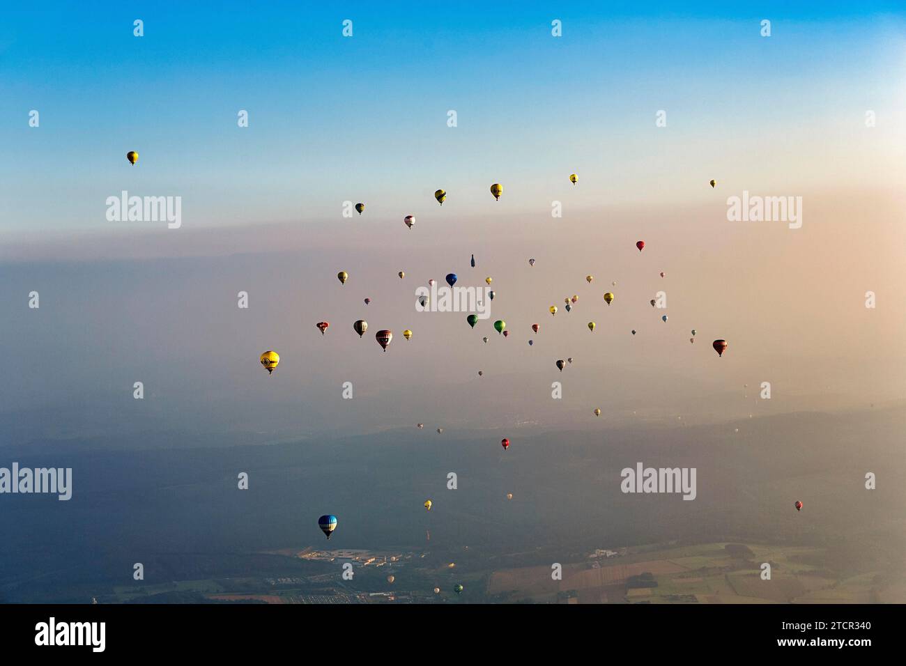 Viele verschiedene Heißluftballons auf dem Weg in den blauen Himmel, Distanz, Heißluftballonfest, 26. Warsteiner International Montgolfiade, Abend Stockfoto
